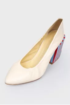 Leather beige shoes with a colored geometric heel in strip
