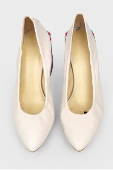 Leather beige shoes with a colored geometric heel in strip