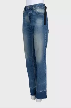 High-waisted blue jeans with a distressed effect