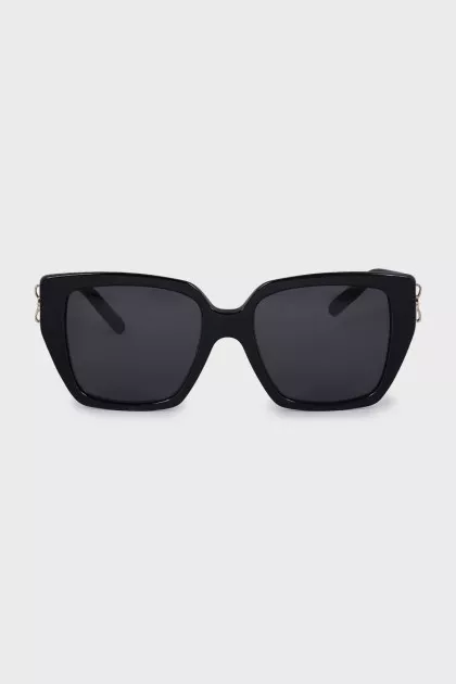 Garnd sunglasses with a square frame