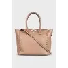 Бежевая кожаная сумка Rockstud
