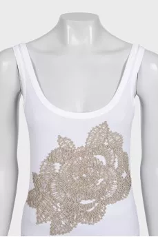 White T-shirt with embroidered tag