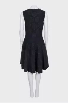 Платье черного цвета с цветочной вышивкой