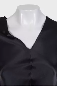 black-v-neck-t-shirt-3