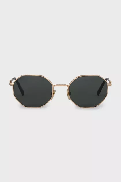 Sunglasses with a signature chain