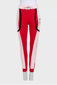 A sweatshirt and trousers suit with a brand logo