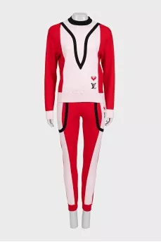 A sweatshirt and trousers suit with a brand logo
