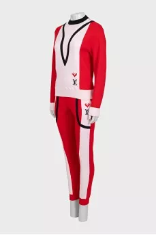 A sweatshirt and trousers suit with a brand logo