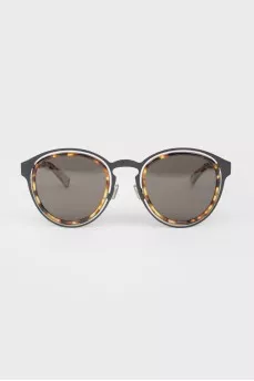Sunglasses with continuous black tinting