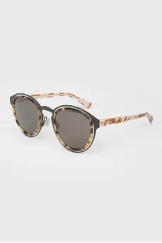 Sunglasses with continuous black tinting