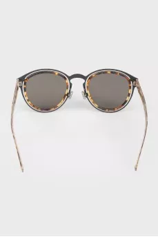 Sunglasses with continuous black tinting