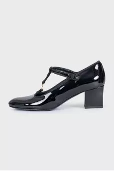 Patent leather shoes with gold logo