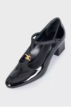 Patent leather shoes with gold logo
