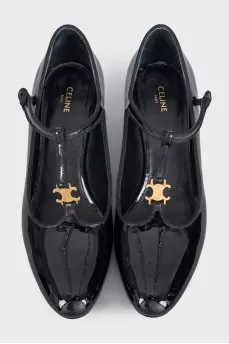 Patent leather shoes with gold logo