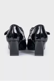 Patent leather shoes with gold logo