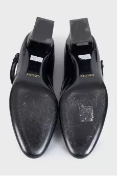 Patent leather shoes with gold logo