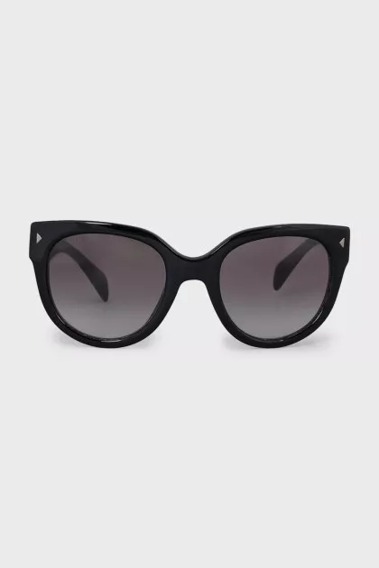 Black sunglasses with gradient lens