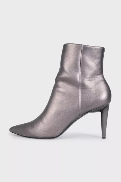 Leather ankle boots with heels and a zipper