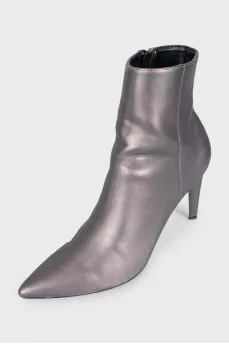 Leather ankle boots with heels and a zipper