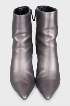 Leather ankle boots with heels and a zipper