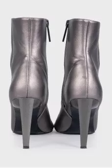 Leather ankle boots with heels and a zipper