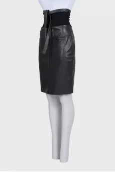 Fitted leather skirt with belt
