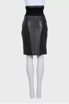Fitted leather skirt with belt