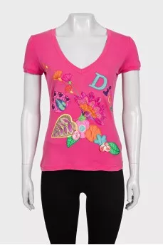 Fitted T-shirt decorated with appliqué
