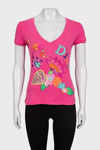 Fitted T-shirt decorated with appliqué