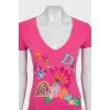 Fitted T-shirt decorated with appliqué