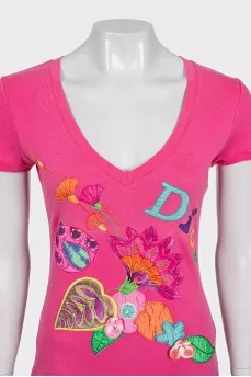 Fitted T-shirt decorated with appliqué