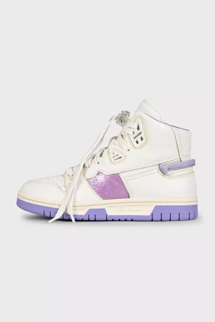 High-top leather sneakers with a contrasting sole
