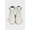 High-top leather sneakers with a contrasting sole