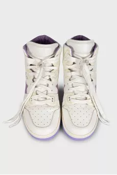High-top leather sneakers with a contrasting sole
