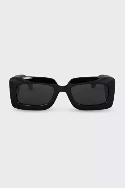 Sunglasses with an accent logo