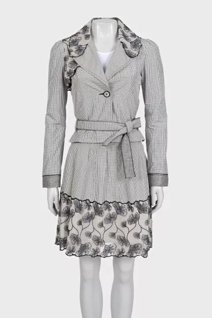 A checkered suit decorated with embroidered frills