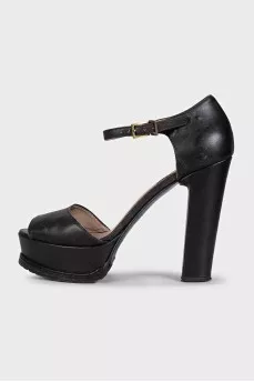 Black leather sandals with a chunky sole