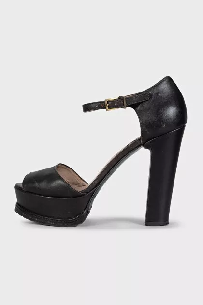 Black leather sandals with a chunky sole