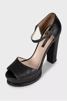 Black leather sandals with a chunky sole