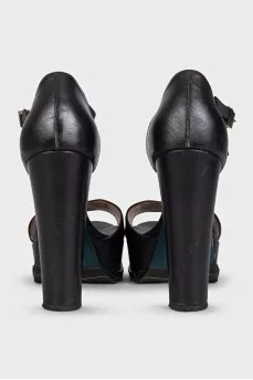 Black leather sandals with a chunky sole