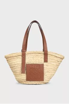 Beige raffia bag with a 3D leather logo