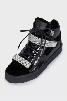 Leather and velvet boots decorated with crystals
