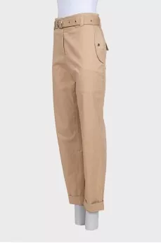 Tapered beige trousers with a belt