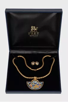 Set of pendants and earrings with a pattern