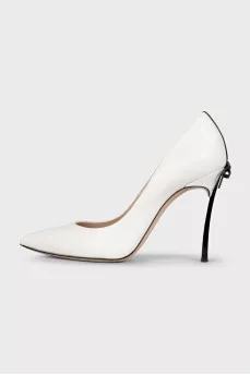 White pumps decorated with a bow