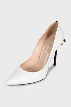 White pumps decorated with a bow