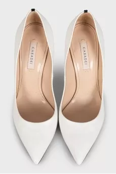 White pumps decorated with a bow