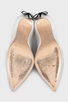 White pumps decorated with a bow
