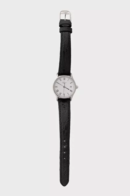 Round wristwatch with leather strap