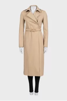 Fitted coat with a belt